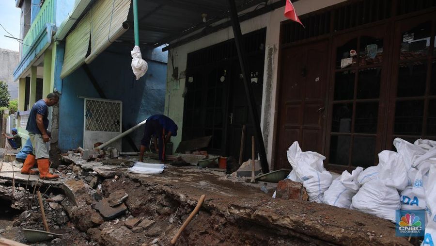 Kondisi rumah warga yang mengalami kerusakan akibat pergeseran tanah di sekitar saluran air yang telah berusia puluhan tahun di Kelurahan Makasar, Jakarta, Rabu (5/11/2025). (CNBC Indonesia/Faisal Rahman)