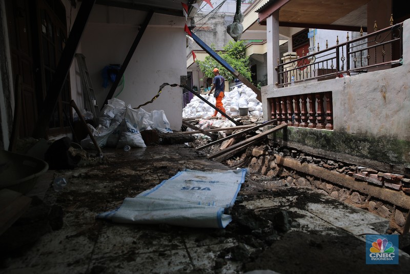 Kondisi rumah warga yang mengalami kerusakan akibat pergeseran tanah di sekitar saluran air yang telah berusia puluhan tahun di Kelurahan Makasar, Jakarta, Rabu (5/11/2025). (CNBC Indonesia/Faisal Rahman)