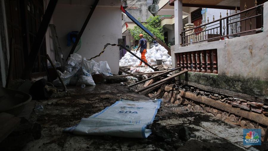 Kondisi rumah warga yang mengalami kerusakan akibat pergeseran tanah di sekitar saluran air yang telah berusia puluhan tahun di Kelurahan Makasar, Jakarta, Rabu (5/11/2025). (CNBC Indonesia/Faisal Rahman)