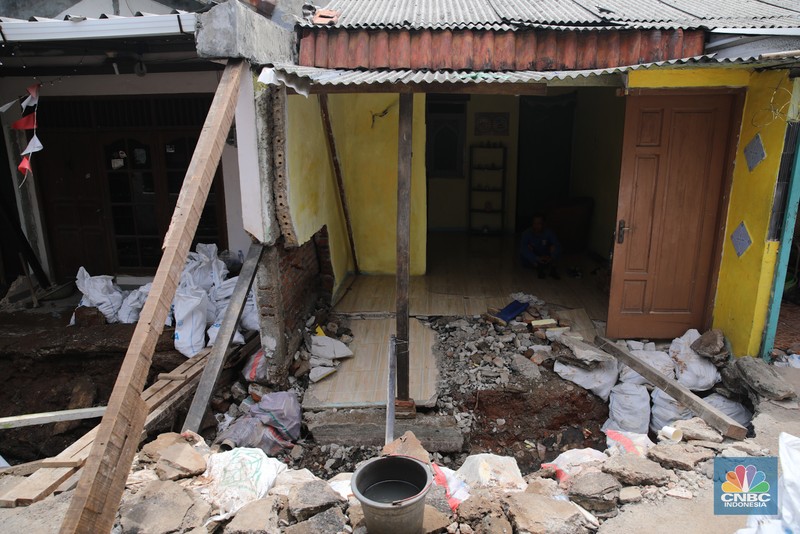 Kondisi rumah warga yang mengalami kerusakan akibat pergeseran tanah di sekitar saluran air yang telah berusia puluhan tahun di Kelurahan Makasar, Jakarta, Rabu (5/11/2025). (CNBC Indonesia/Faisal Rahman)