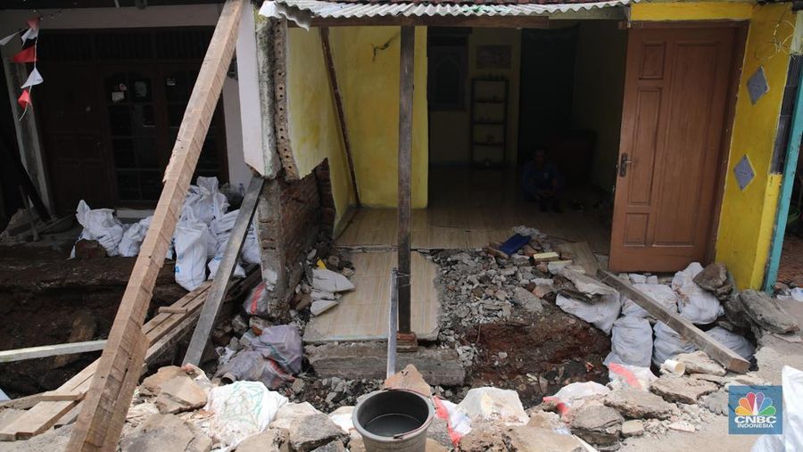 Kondisi rumah warga yang mengalami kerusakan akibat pergeseran tanah di sekitar saluran air yang telah berusia puluhan tahun di Kelurahan Makasar, Jakarta, Rabu (5/11/2025). (CNBC Indonesia/Faisal Rahman)