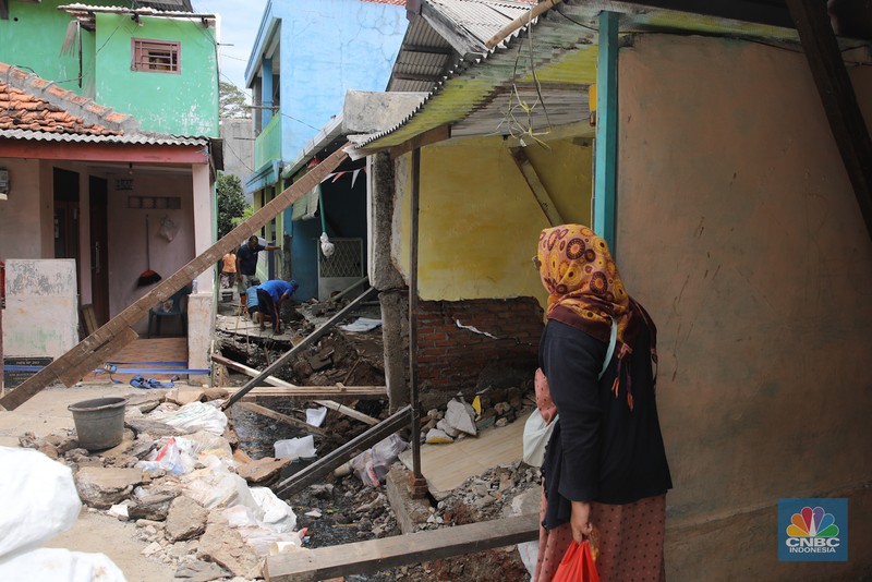 Kondisi rumah warga yang mengalami kerusakan akibat pergeseran tanah di sekitar saluran air yang telah berusia puluhan tahun di Kelurahan Makasar, Jakarta, Rabu (5/11/2025). (CNBC Indonesia/Faisal Rahman)