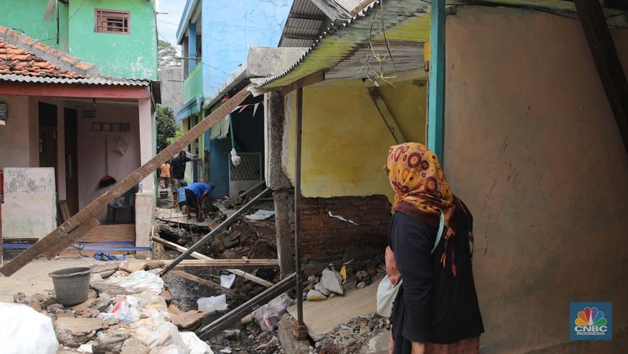 Kondisi rumah warga yang mengalami kerusakan akibat pergeseran tanah di sekitar saluran air yang telah berusia puluhan tahun di Kelurahan Makasar, Jakarta, Rabu (5/11/2025). (CNBC Indonesia/Faisal Rahman)