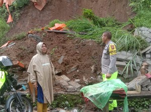 Hujan Deras, Warung Tertimbun Longsor di Desa Galungan Buleleng