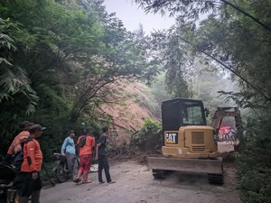Jalan Kaponan-Ketep Magelang Tertutup Buntut Tebing 20 Meter Longsor