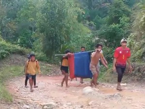 Pasutri Lansia Sakit di Mamasa Ditandu 7 Km ke Puskesmas gegara Jalan Rusak
