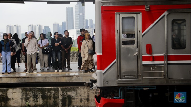 Penumpang kereta saat menaiki kereta Api tujuan Tn Abang di Kawasan Stasiun Manggarai Rabu (5/11/2025). (CNBC Indonesia/Muhammad Sabki)