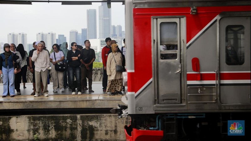 Penumpang kereta saat menaiki kereta Api tujuan Tn Abang di Kawasan Stasiun Manggarai Rabu (5/11/2025). (CNBC Indonesia/Muhammad Sabki)