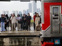 Perlukah KRL Jabodetabek Beroperasi 24 Jam?