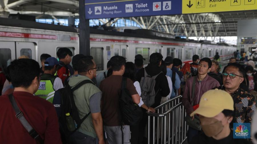 Penumpang kereta saat menaiki kereta Api tujuan Tn Abang di Kawasan Stasiun Manggarai Rabu (5/11/2025). (CNBC Indonesia/Muhammad Sabki)