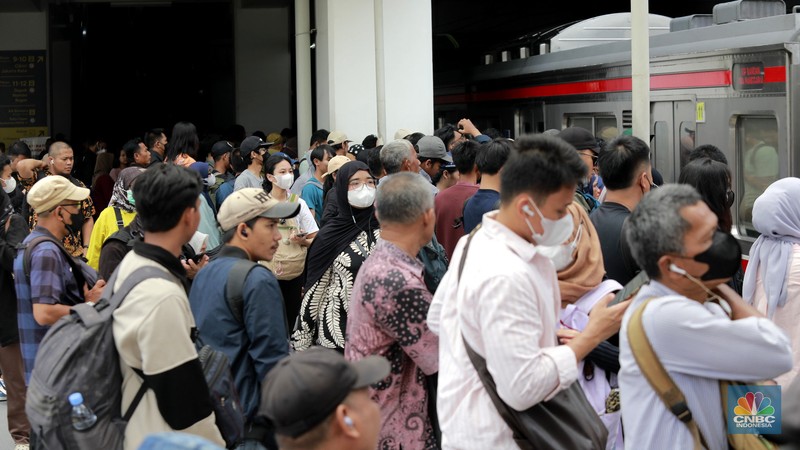 Penumpang kereta saat menaiki kereta Api tujuan Tn Abang di Kawasan Stasiun Manggarai Rabu (5/11/2025). (CNBC Indonesia/Muhammad Sabki)