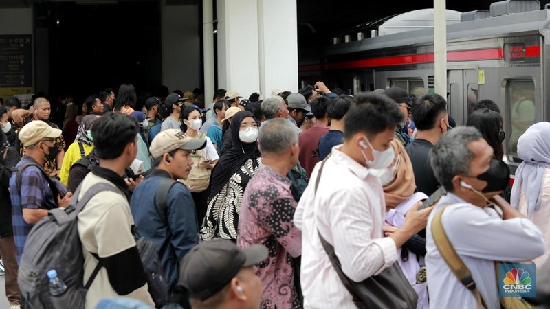 Penumpang kereta saat menaiki kereta Api tujuan Tn Abang di Kawasan Stasiun Manggarai Rabu (5/11/2025). (CNBC Indonesia/Muhammad Sabki)