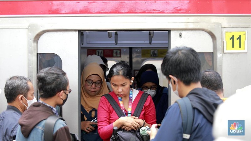 Penumpang kereta saat menaiki kereta Api tujuan Tn Abang di Kawasan Stasiun Manggarai Rabu (5/11/2025). (CNBC Indonesia/Muhammad Sabki)