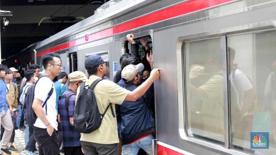 Penumpang kereta saat menaiki kereta Api tujuan Tn Abang di Kawasan Stasiun Manggarai Rabu (5/11/2025). (CNBC Indonesia/Muhammad Sabki)