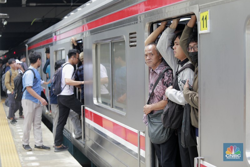 Penumpang kereta saat menaiki kereta Api tujuan Tn Abang di Kawasan Stasiun Manggarai Rabu (5/11/2025). (CNBC Indonesia/Muhammad Sabki)
