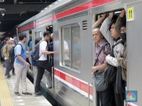 Orang RI Tahan Beli Mobil Baru Tapi Tetap Jalan-Jalan, Pertanda Apa?