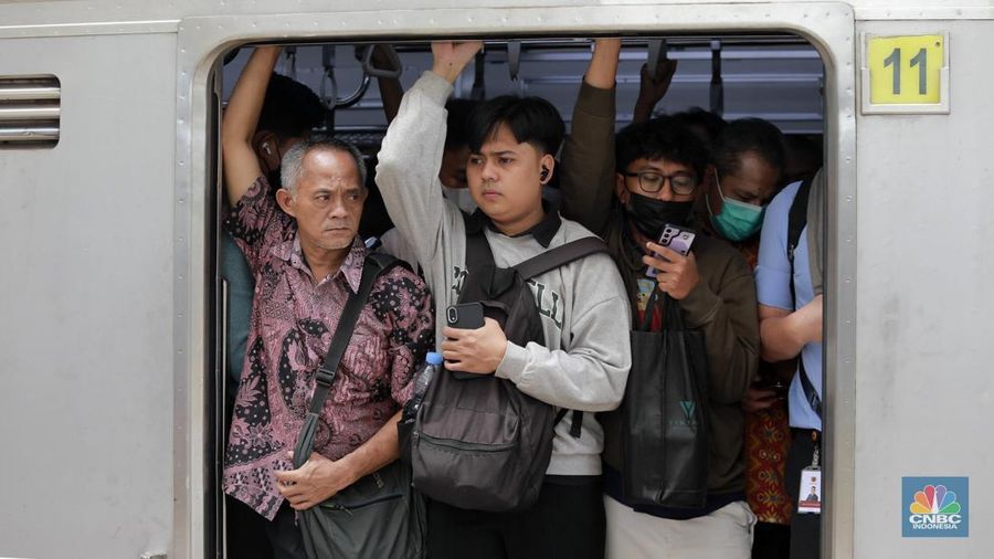 Penumpang kereta saat menaiki kereta Api tujuan Tn Abang di Kawasan Stasiun Manggarai Rabu (5/11/2025). (CNBC Indonesia/Muhammad Sabki)