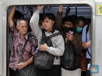 Penampakan KRL Tiap Hari Penuh Sesak, Prabowo Sudah Janjikan Ini