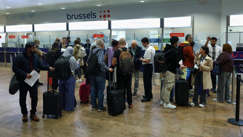 Sebuah tanda menyala di luar Bandara Brussels setelah layanan kontrol lalu lintas udara Belgia melaporkan penampakan sebuah pesawat tak berawak, di Zaventem, Belgia, 4 November 2025. (REUTERS/Yves Herman)