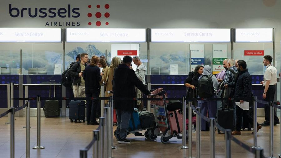 Sebuah tanda menyala di luar Bandara Brussels setelah layanan kontrol lalu lintas udara Belgia melaporkan penampakan sebuah pesawat tak berawak, di Zaventem, Belgia, 4 November 2025. (REUTERS/Yves Herman)