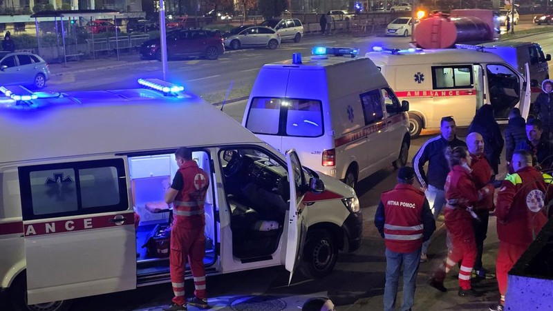 Api membubung saat kebakaran melanda panti jompo, di kota Tuzla, Bosnia dan Herzegovina, 4 November 2025. (REUTERS/Mersiha Bajric)