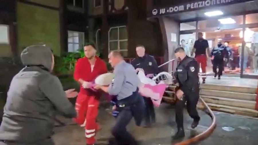 Api membubung saat kebakaran melanda panti jompo, di kota Tuzla, Bosnia dan Herzegovina, 4 November 2025. (REUTERS/Mersiha Bajric)