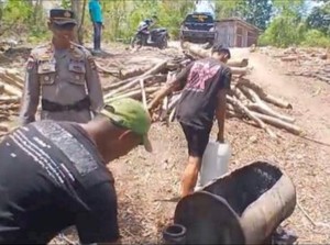 Polisi Bongkar Pabrik Sopi di Kupang, 100 Liter Disita