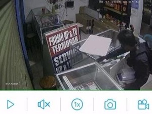 Terekam CCTV, Maling Santuy Borong Smartphone di Konter HP Pati