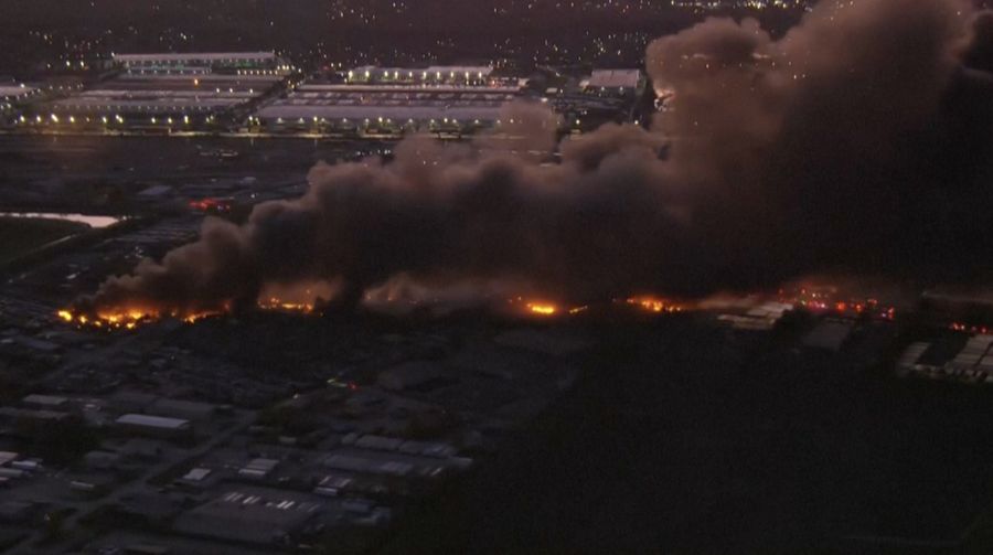 Sebuah pesawat kargo berbadan lebar milik UPS jatuh dan meledak menjadi bola api besar tak lama setelah lepas landas dari Bandara Internasional Louisville Muhammad Ali, Kentucky, pada Selasa (4/11/2025) sore. Sedikitnya tiga orang tewas dan 11 lainnya luka-luka. (Tangkapan Layar Video AFP/CBS/@Governor Andy Beshear)