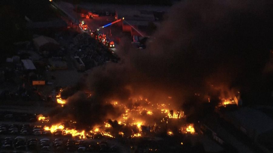 Asap mengepul dari reruntuhan pesawat kargo UPS MD-11 setelah jatuh saat lepas landas dari Bandara Internasional Louisville Muhammad Ali di Louisville, Kentucky, AS, 4 November 2025. (Jeff Faughender/USA Today Network via REUTERS)