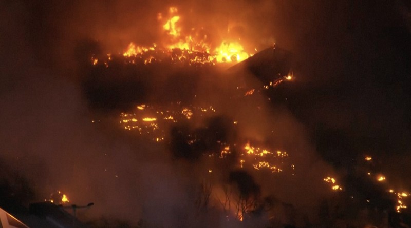Asap mengepul dari reruntuhan pesawat kargo UPS MD-11 setelah jatuh saat lepas landas dari Bandara Internasional Louisville Muhammad Ali di Louisville, Kentucky, AS, 4 November 2025. (Jeff Faughender/USA Today Network via REUTERS)