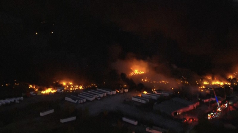 Asap mengepul dari reruntuhan pesawat kargo UPS MD-11 setelah jatuh saat lepas landas dari Bandara Internasional Louisville Muhammad Ali di Louisville, Kentucky, AS, 4 November 2025. (Jeff Faughender/USA Today Network via REUTERS)