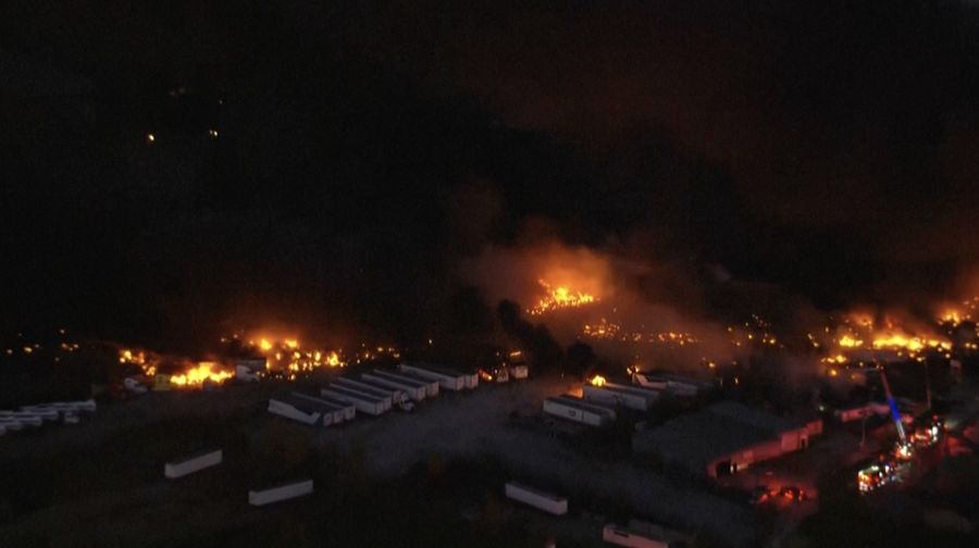 Asap mengepul dari reruntuhan pesawat kargo UPS MD-11 setelah jatuh saat lepas landas dari Bandara Internasional Louisville Muhammad Ali di Louisville, Kentucky, AS, 4 November 2025. (Jeff Faughender/USA Today Network via REUTERS)