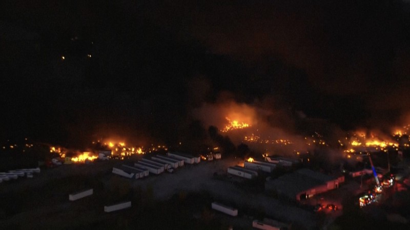 Asap mengepul dari reruntuhan pesawat kargo UPS MD-11 setelah jatuh saat lepas landas dari Bandara Internasional Louisville Muhammad Ali di Louisville, Kentucky, AS, 4 November 2025. (Jeff Faughender/USA Today Network via REUTERS)