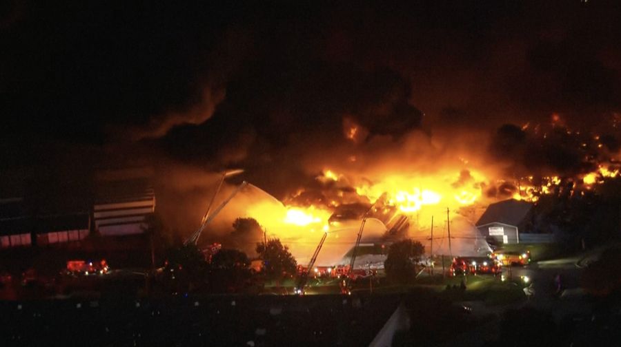 Asap mengepul dari reruntuhan pesawat kargo UPS MD-11 setelah jatuh saat lepas landas dari Bandara Internasional Louisville Muhammad Ali di Louisville, Kentucky, AS, 4 November 2025. (Jeff Faughender/USA Today Network via REUTERS)