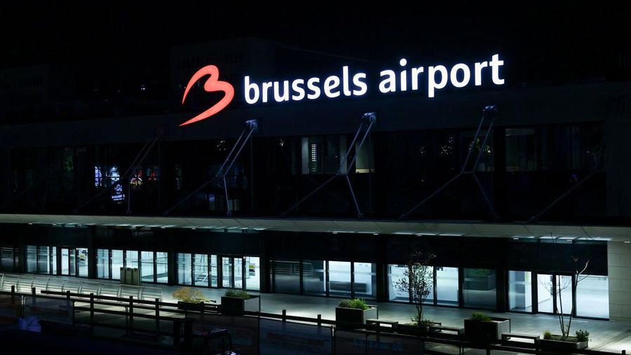 Sebuah tanda menyala di luar Bandara Brussels setelah layanan kontrol lalu lintas udara Belgia melaporkan penampakan sebuah pesawat tak berawak, di Zaventem, Belgia, 4 November 2025. (REUTERS/Yves Herman)