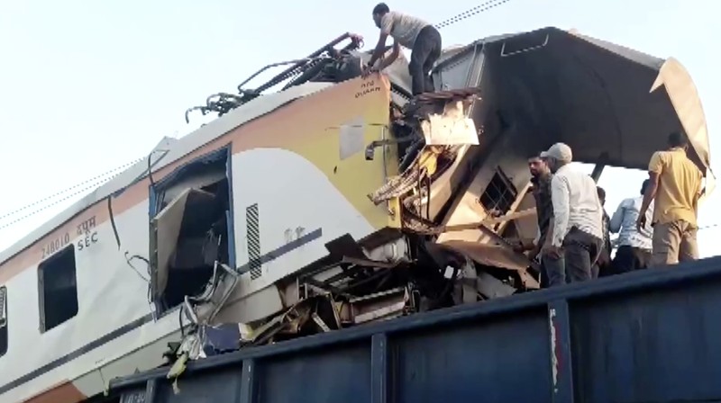 Sedikitnya delapan orang tewas dan beberapa lainnya luka-luka setelah kereta penumpang bertabrakan dengan kereta barang di negara bagian Chhattisgarh, India Tengah, pada Selasa (4/11/2025). (Tangkapan Layar Video Reuters/ANI)