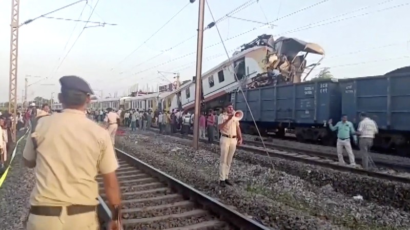 Sedikitnya delapan orang tewas dan beberapa lainnya luka-luka setelah kereta penumpang bertabrakan dengan kereta barang di negara bagian Chhattisgarh, India Tengah, pada Selasa (4/11/2025). (Tangkapan Layar Video Reuters/ANI)