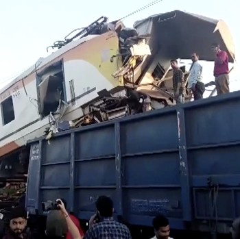 'Adu Banteng' Sampai Ringsek, Kereta Penumpang Tabrak Kereta Barang