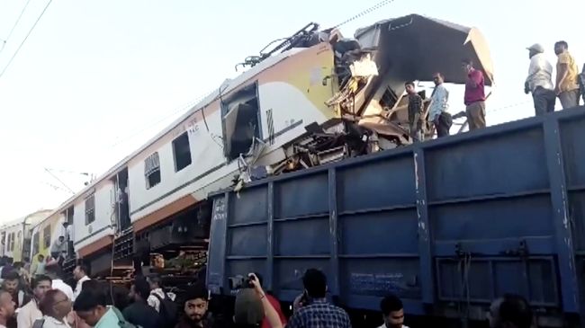 'Adu Banteng' Sampai Ringsek, Kereta Penumpang Tabrak Kereta Barang
