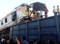 'Adu Banteng' Sampai Ringsek, Kereta Penumpang Tabrak Kereta Barang