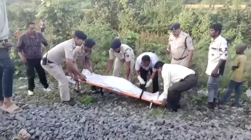 Sedikitnya delapan orang tewas dan beberapa lainnya luka-luka setelah kereta penumpang bertabrakan dengan kereta barang di negara bagian Chhattisgarh, India Tengah, pada Selasa (4/11/2025). (Tangkapan Layar Video Reuters/ANI)