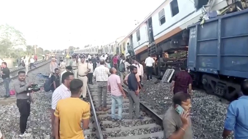 Sedikitnya delapan orang tewas dan beberapa lainnya luka-luka setelah kereta penumpang bertabrakan dengan kereta barang di negara bagian Chhattisgarh, India Tengah, pada Selasa (4/11/2025). (Tangkapan Layar Video Reuters/ANI)