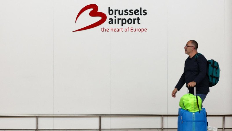 Sebuah tanda menyala di luar Bandara Brussels setelah layanan kontrol lalu lintas udara Belgia melaporkan penampakan sebuah pesawat tak berawak, di Zaventem, Belgia, 4 November 2025. (REUTERS/Yves Herman)