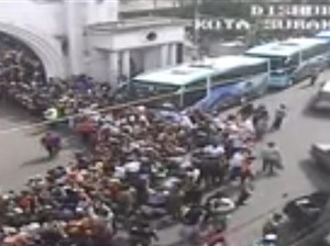 Warga Solo Menyemut di Jalan Tunggu Iringan Jenazah PB XIII