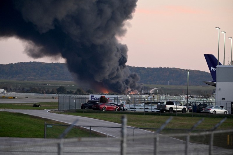 Asap mengepul dari reruntuhan pesawat kargo UPS MD-11 setelah jatuh saat lepas landas dari Bandara Internasional Louisville Muhammad Ali di Louisville, Kentucky, AS, 4 November 2025. (Jeff Faughender/USA Today Network via REUTERS)