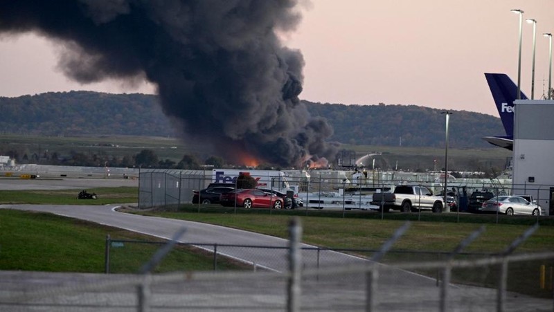 Asap mengepul dari reruntuhan pesawat kargo UPS MD-11 setelah jatuh saat lepas landas dari Bandara Internasional Louisville Muhammad Ali di Louisville, Kentucky, AS, 4 November 2025. (Jeff Faughender/USA Today Network via REUTERS)