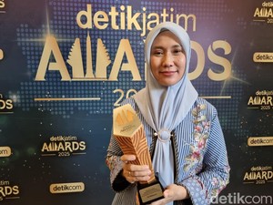 Pejuang Hak Kesehatan Masyarakat Sri Wahyuni Terima detikJatim Awards