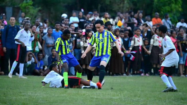 Aksi Wapres Gibran Main Bola Bareng Anak Papua, Cetak 3 Gol