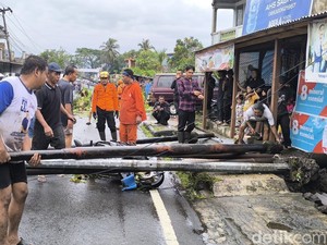 Tasikmalaya Disapu Angin Kencang, Pohon Tumbang Timpa Sepeda Motor